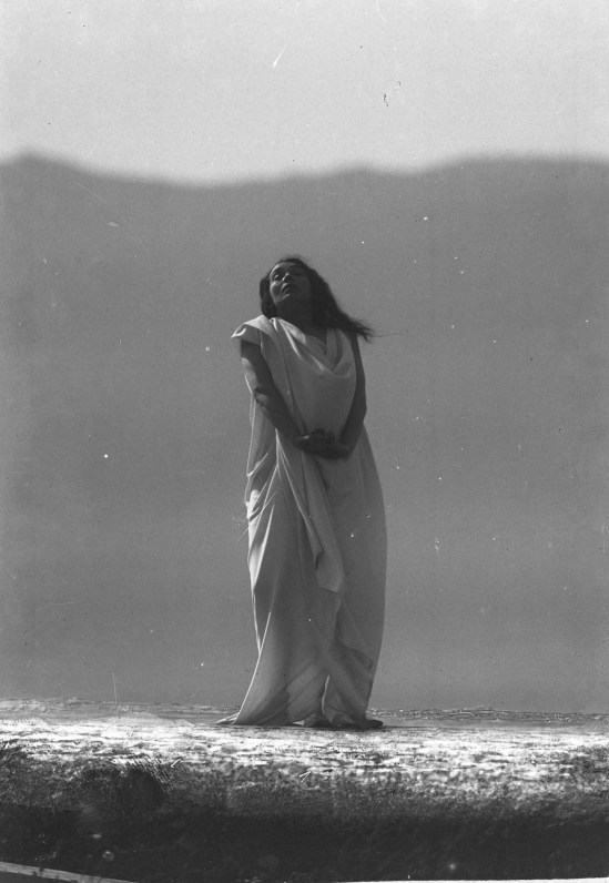 François Frédéric dit Fred Boissonnas - Magdeleine G. dansant misiere de T, hypnotisée par Emile Magnin, 1902-1904 Négatif au gelatino-bromure d'argent sur verre