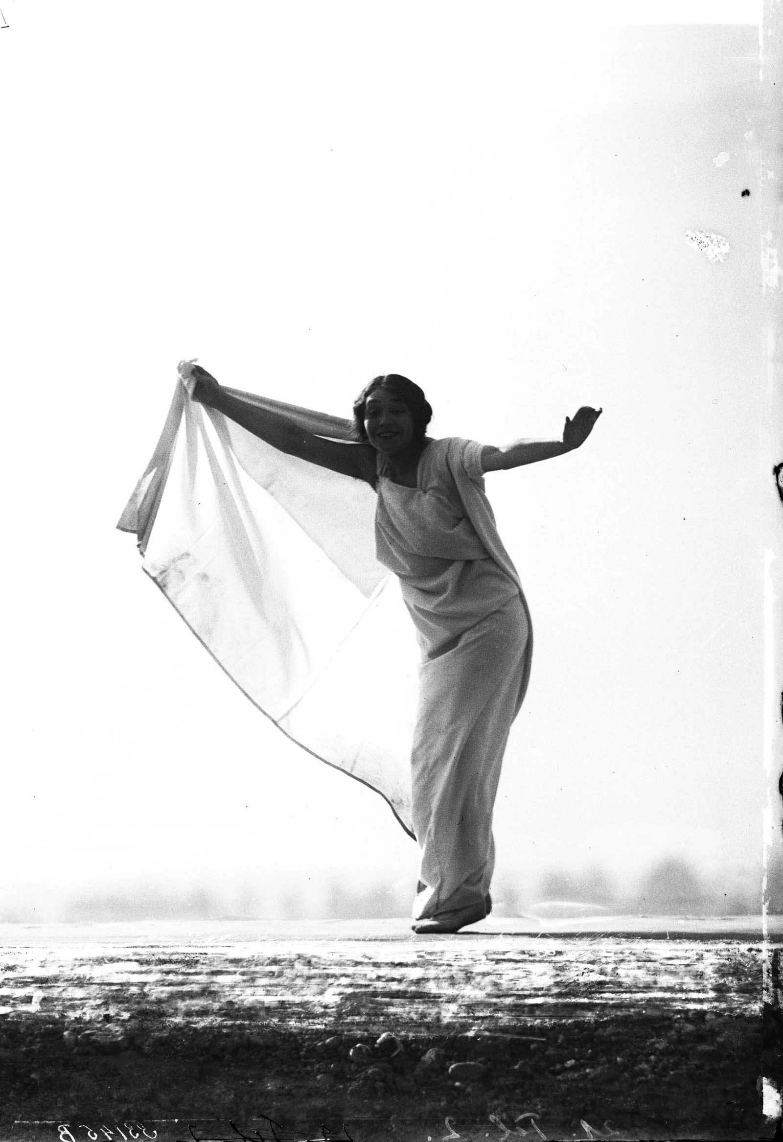 François Frédéric dit Fred Boissonnas - Magdeleine G. dansant sous hypnose, 1902-1904 Négatif au gelatino-bromure d'argent sur verre 