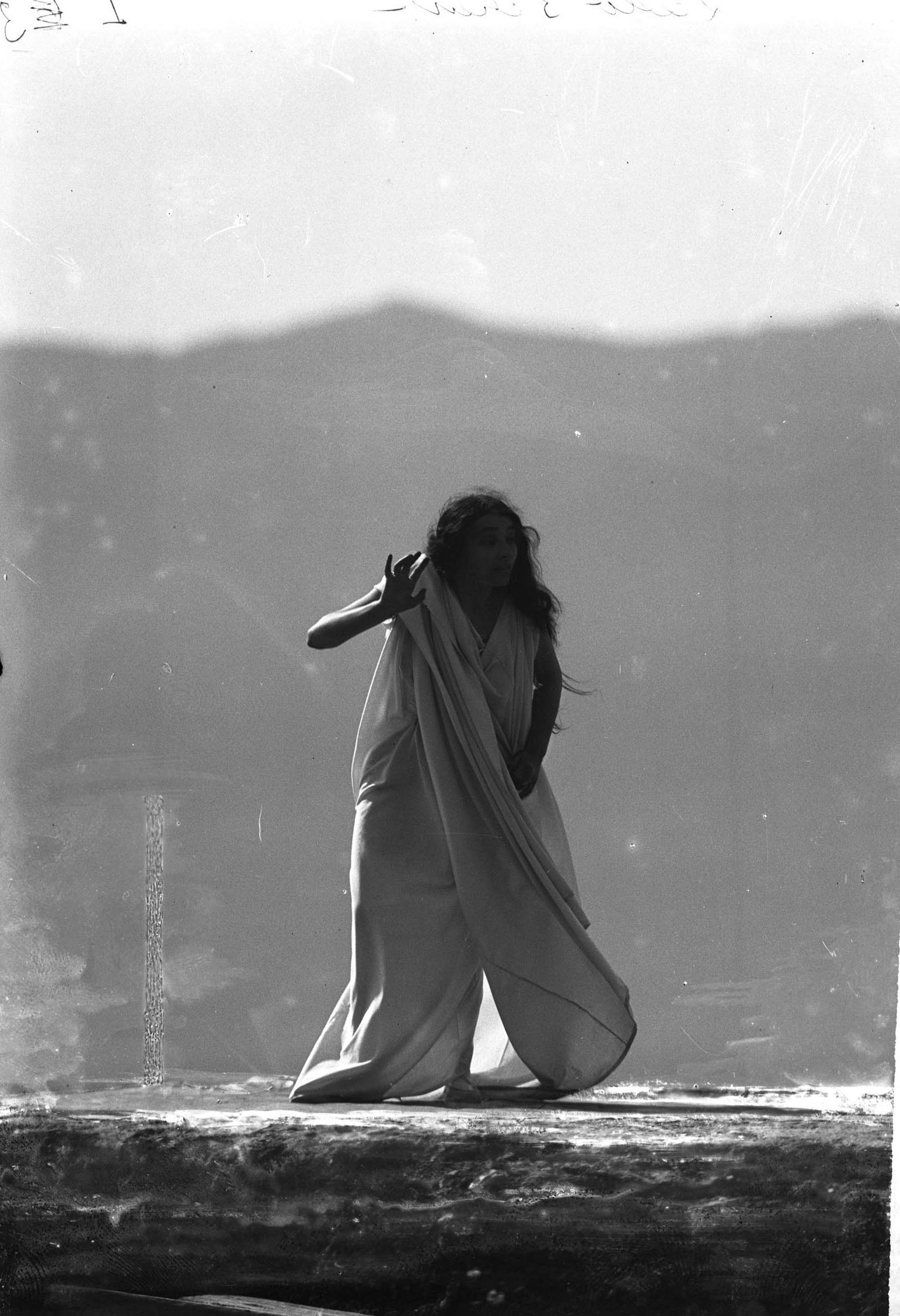 François Frédéric dit Fred Boissonnas - Magdeleine G. dansant sous hypnose, 1902-1904 Négatif au gelatino-bromure d'argent sur verre