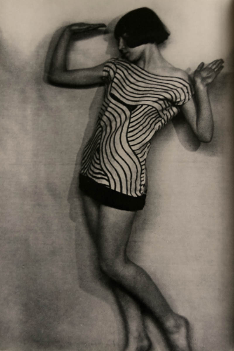 La Danseuse Marguerite Acarin, dite Akarova dans Mazurka ( Chopin) en 1924 Costume crée par Marcel-Louis Baugniet et réalisé par Akarova (Musée de la Photographie, Charleroi)