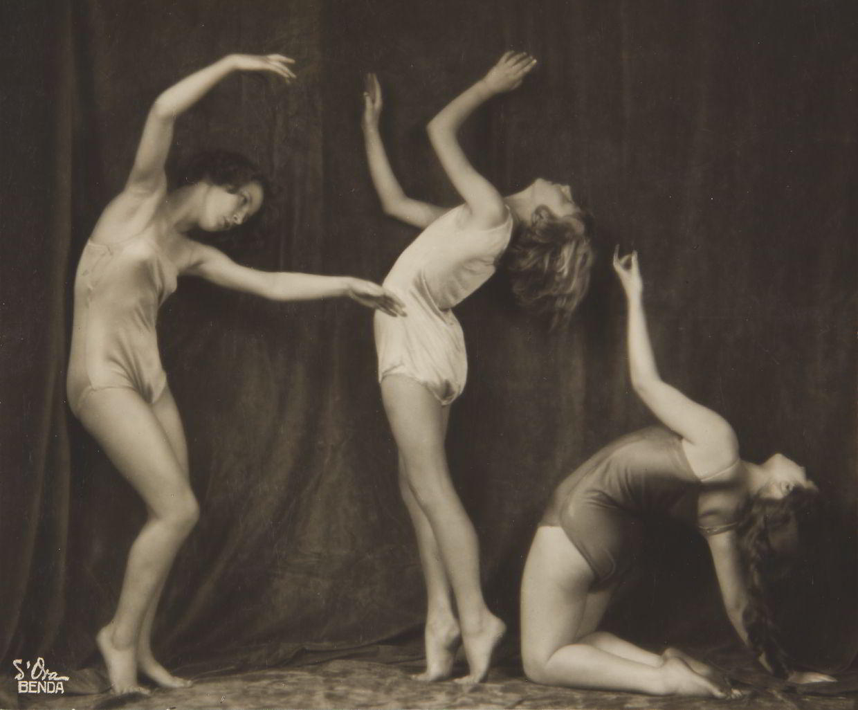 MADAME D’ORA DORA KALLMUS (1881–1963) ARTHUR BENDA (1885–1969) Bodenwieser-Schule, Vienna 1925 Vintage silver print