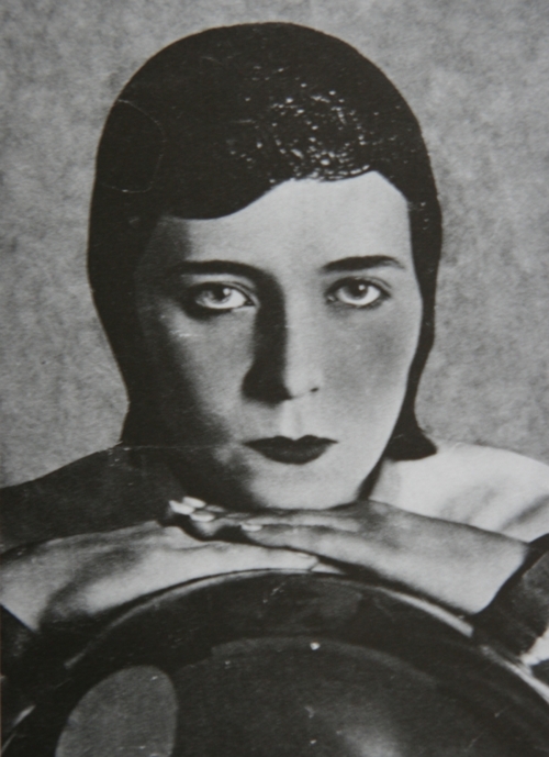 Portrait de la Danseuse Marguerite Acarin, dite Akarova, (1904 -1999) Couverture de la Revue AZ, Bruxelles 1933 