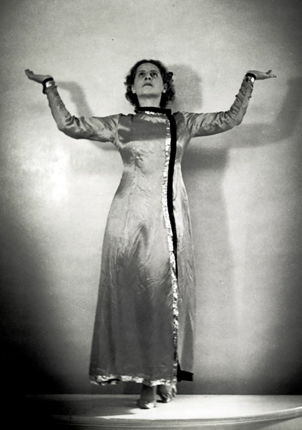 Hilde Holger-Orange, 1941-43, Bombay, by Charles Petras