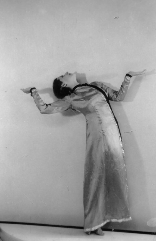 Hilde Holger- Orange , 1941-43, Bombay , by Charles Petras