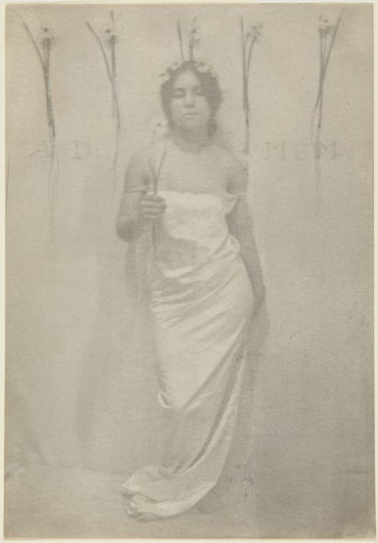  Clarence H. White- Woman with flowers, 1900s 