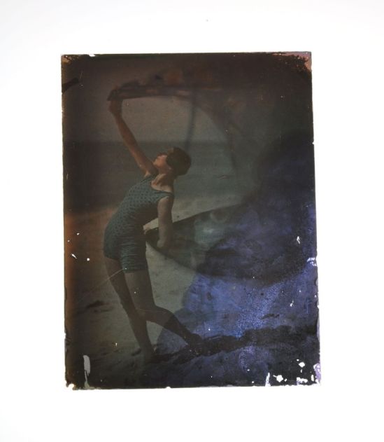 Ernest-Louis Lessieux - Tatiana (femme russe modèle de Louis Lessieux) en costume de bain sur une plage d'Oléron (titre factice), Autochrome 1907© Alienor.org, Le musée de l'île d'Oléron. 