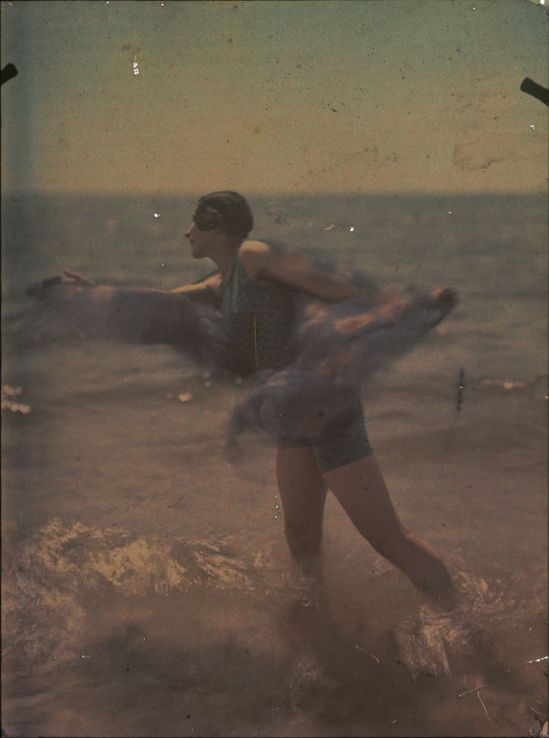 Ernest-Louis Lessieux - Tatiana (femme russe modèle de Louis Lessieux) en costume de bain sur une plage d'Oléron (titre factice), Autochrome 1907© Alienor.org, Le musée de l'île d'Oléron.
