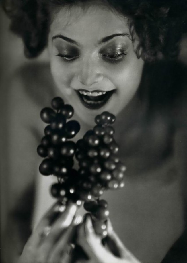 Studio Manassé –Femme à la grappe c. 1928